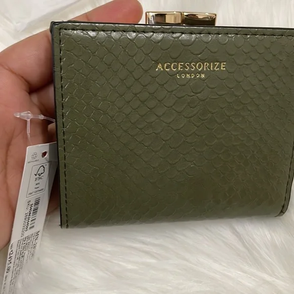 Accessorize London
Women's Faux Leather Clip
Frame Bella Wallet - olive | NWT - Picture 12 of 15